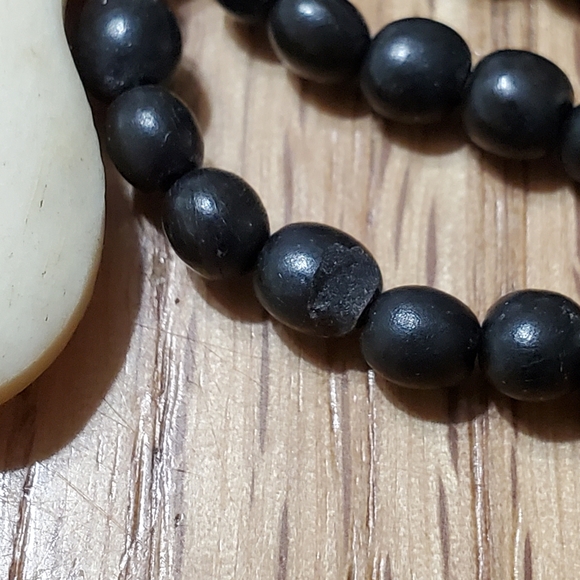 Vintage estate blk and ivory colored bone & horn necklace - Picture 4 of 4